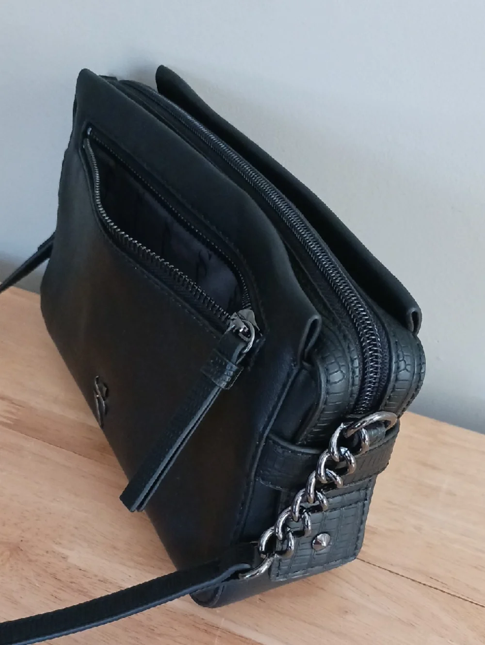 Simply Vera Black Sintra Crossbody Bag